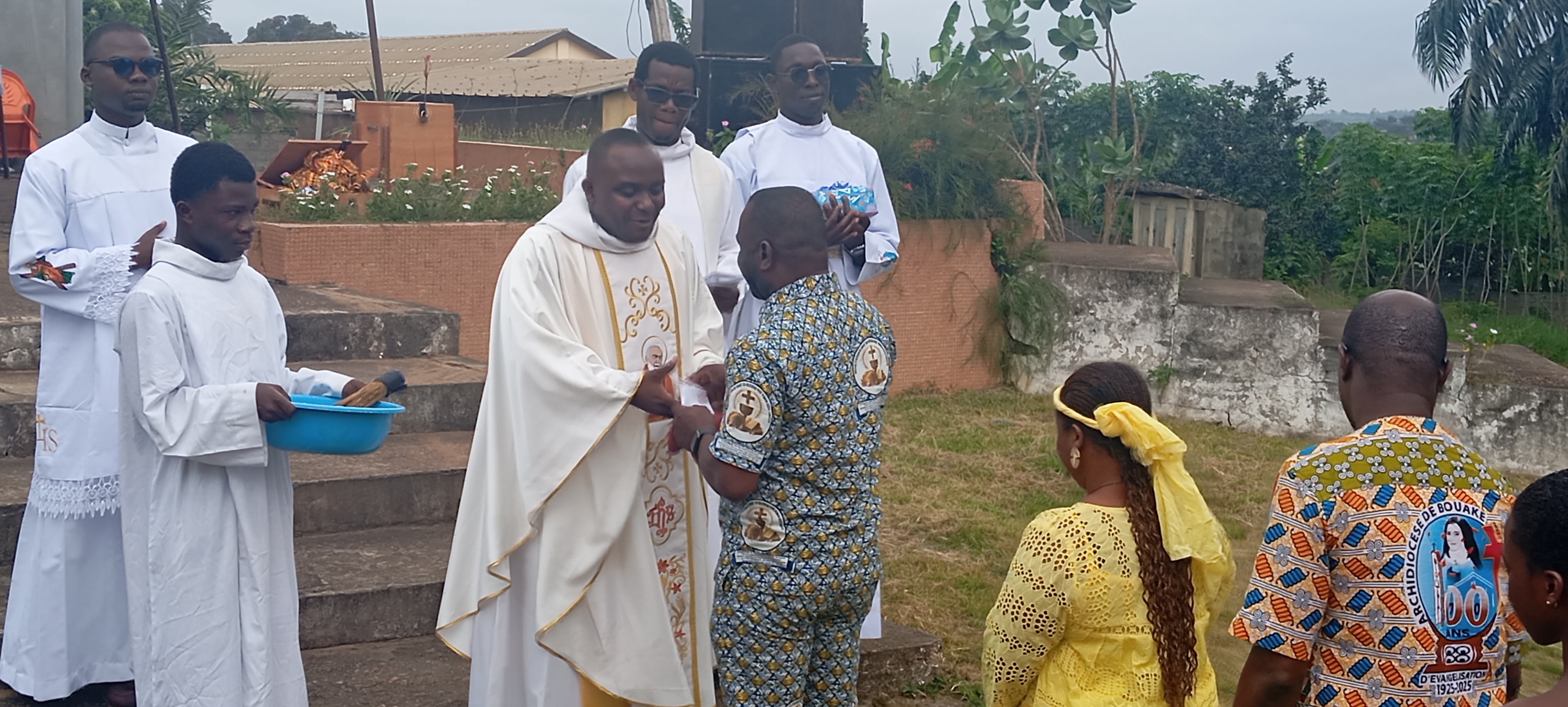 Côte d’Ivoire-AIP/La paroisse Saint-André de Sassandra rend hommage à l’abbé Joël Hié Babo avant son départ pour Rome