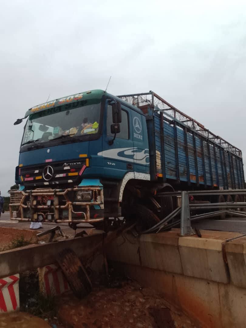 Côte d’Ivoire-AIP / Un camion-remorque bloque l’accès au nouveau pont de Pohizra après un accident sans victime