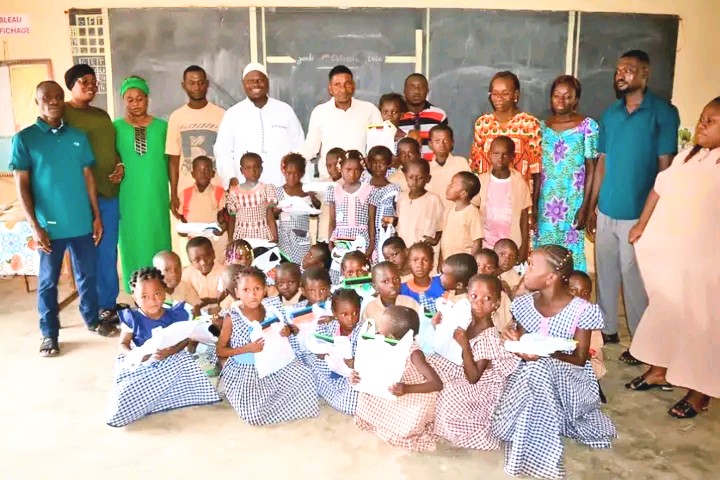 Côte d’Ivoire-AIP/ La mairie distribue des kits scolaires dans une école primaire de Minignan