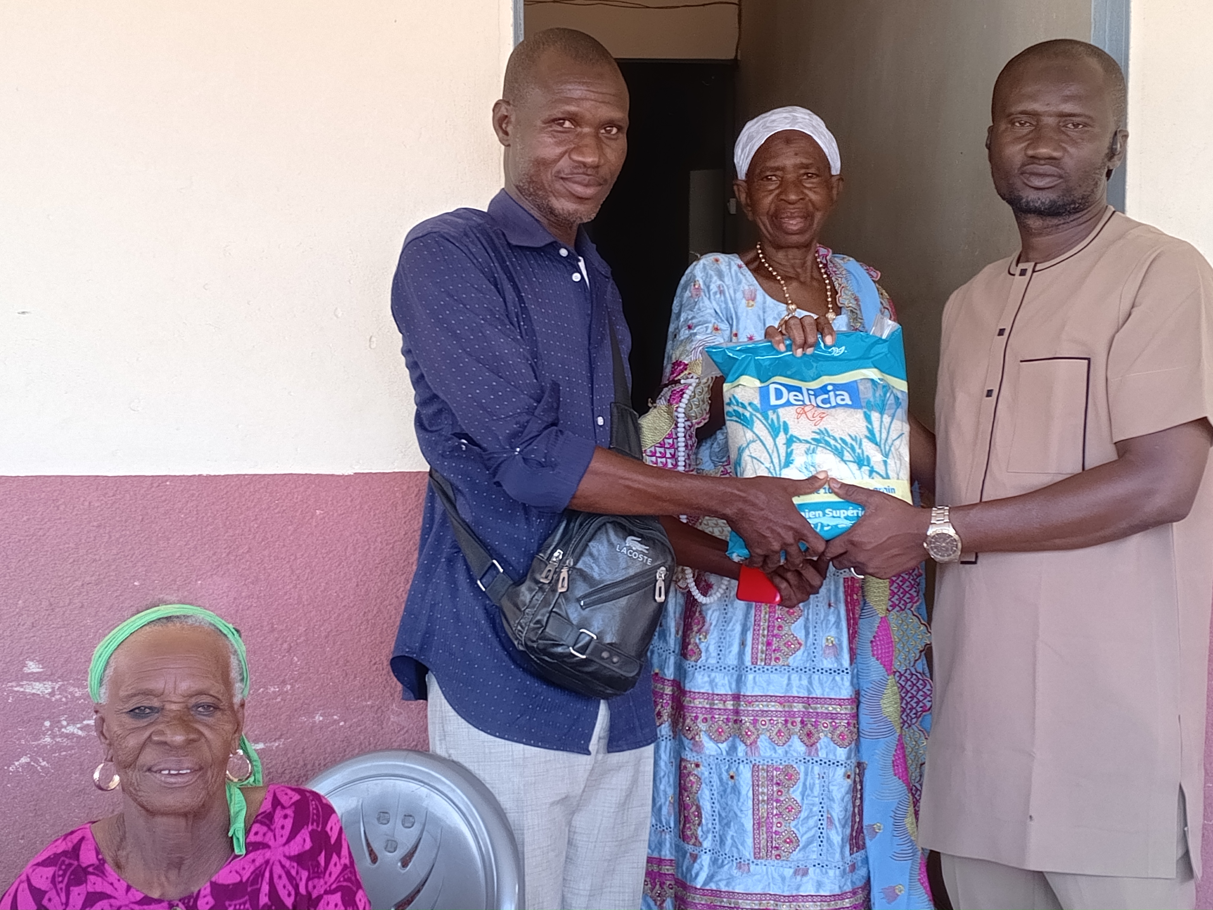 Côte d’Ivoire-AIP/ La jeunesse soutient les familles impactées par le projet de bitumage à Tonhoulé