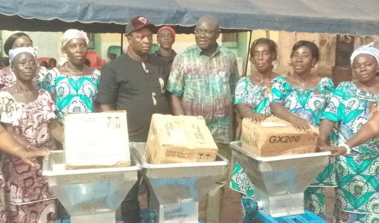 Côte d’Ivoire-AIP / Un député de Zuénoula offre trois broyeuses de manioc aux associations féminines