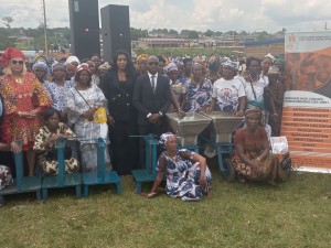 Côte d'Ivoire-AIP/ La Fondation africaine pour la paix par le développement offre des broyeuses et des presseuses aux femmes de Kanzra
