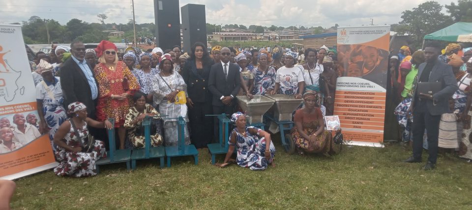 Côte d'Ivoire-AIP/ La Fondation africaine pour la paix par le développement offre des broyeuses et des presseuses aux femmes de Kanzra