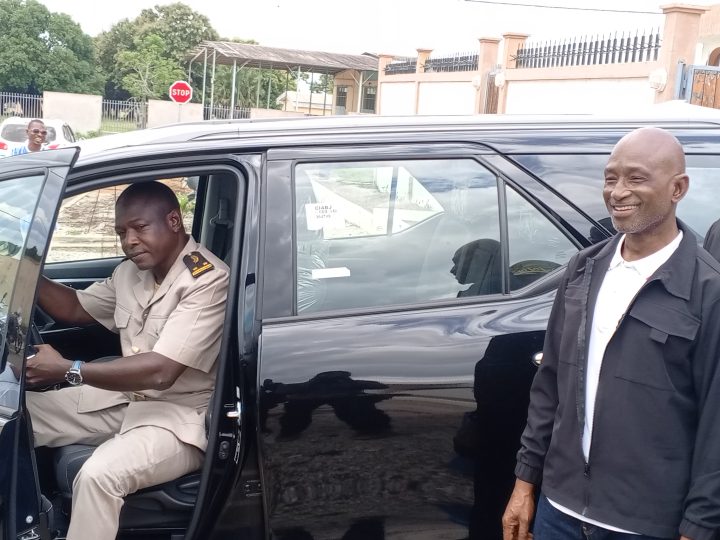 Côte d’Ivoire-AIP/ Une ONG offre un véhicule de service au sous préfet de Mankono