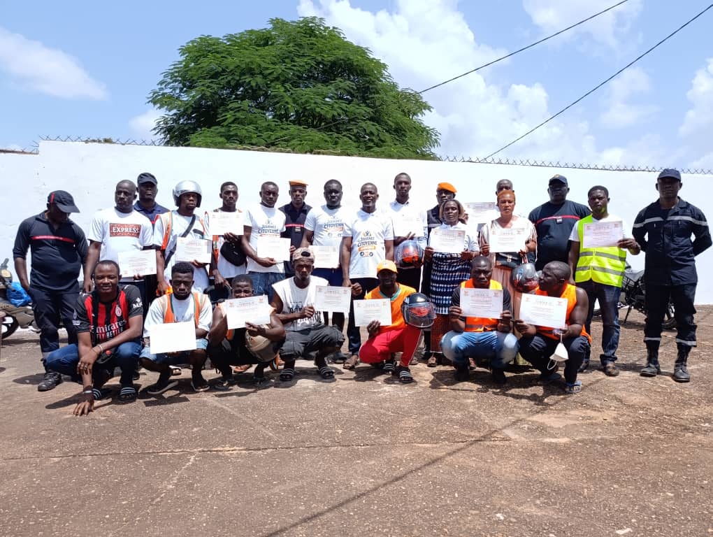 Côte d’Ivoire-AIP/ Des casques de protection remis à des détenteurs de tricycles à Zuénoula