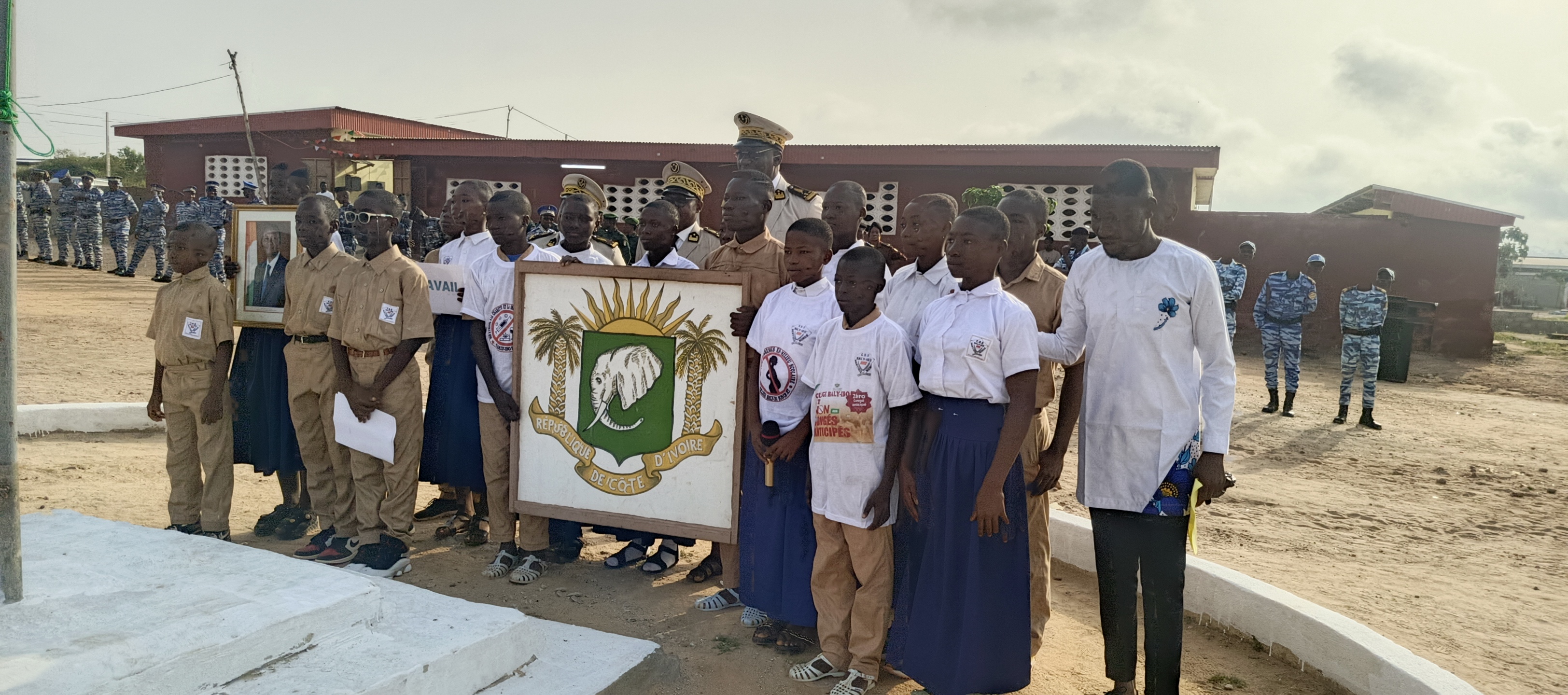 Côte d’Ivoire – AIP / Le préfet de Bonon explique aux élèves les symboles de la République