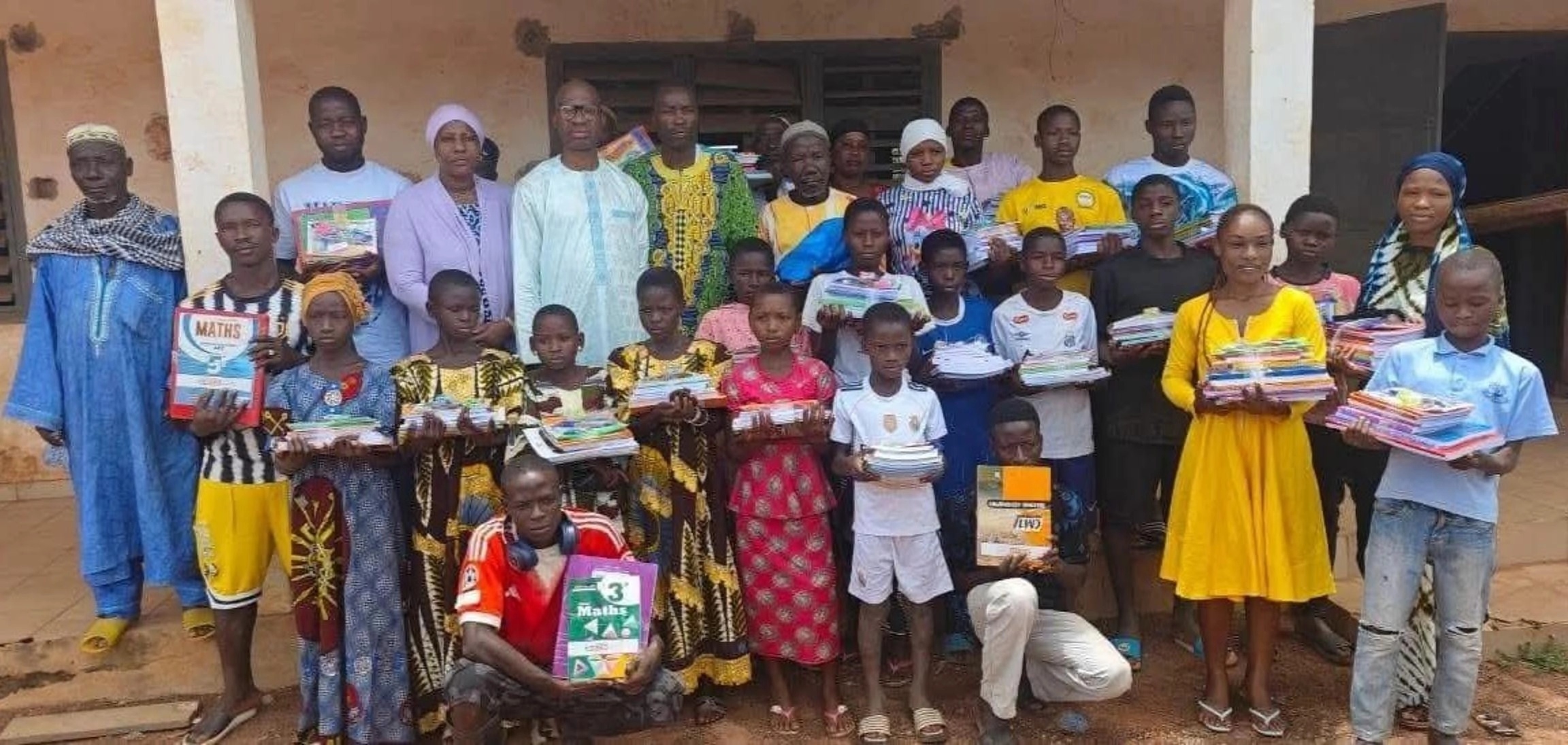 Côte d’Ivoire-AIP/ La plateforme B2D distribue des kits scolaires aux élèves vulnérables de Koonan et Borotou