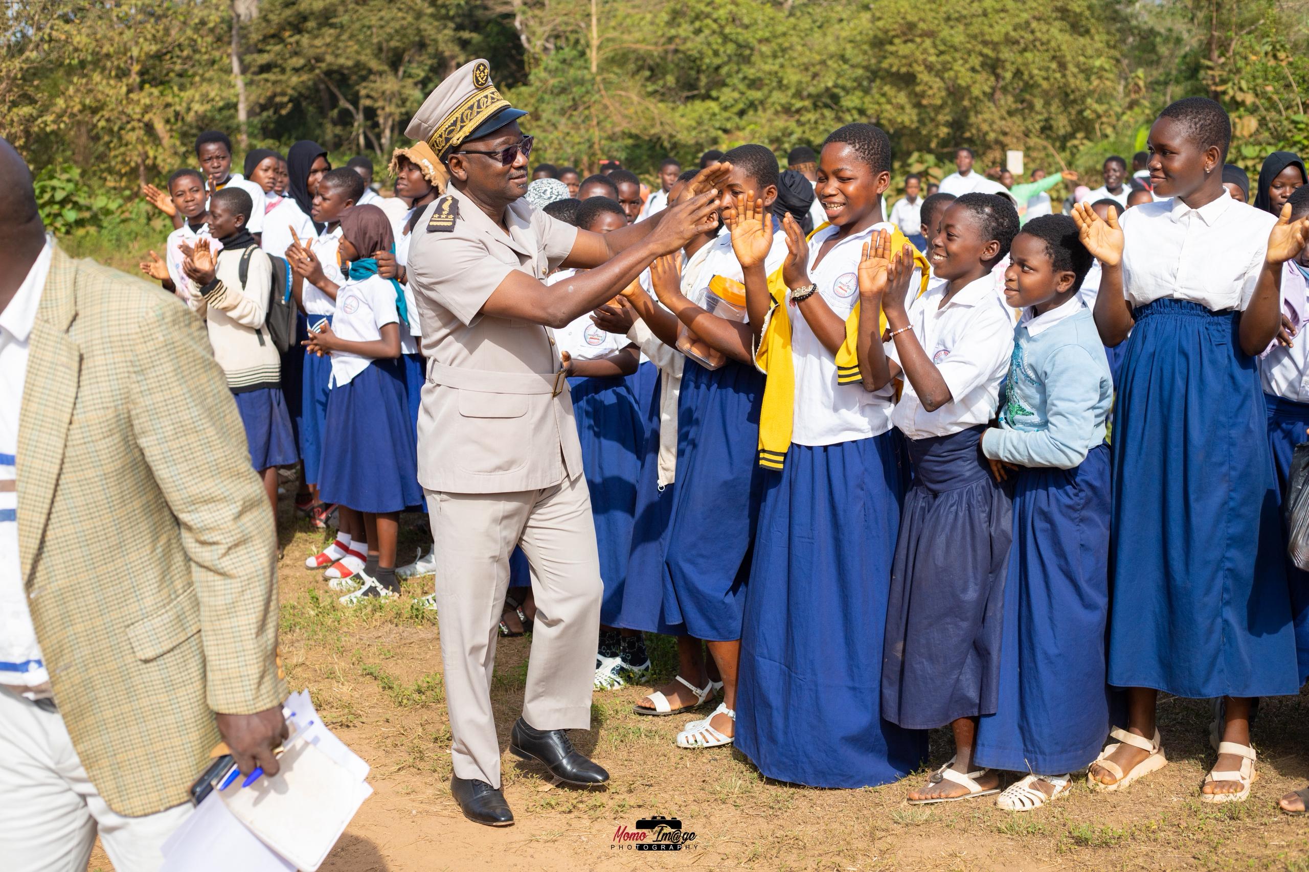 Côte d’Ivoire – AIP/ Le préfet félicite les élèves du lycée pour leur respect du calendrier scolaire à Sandégué