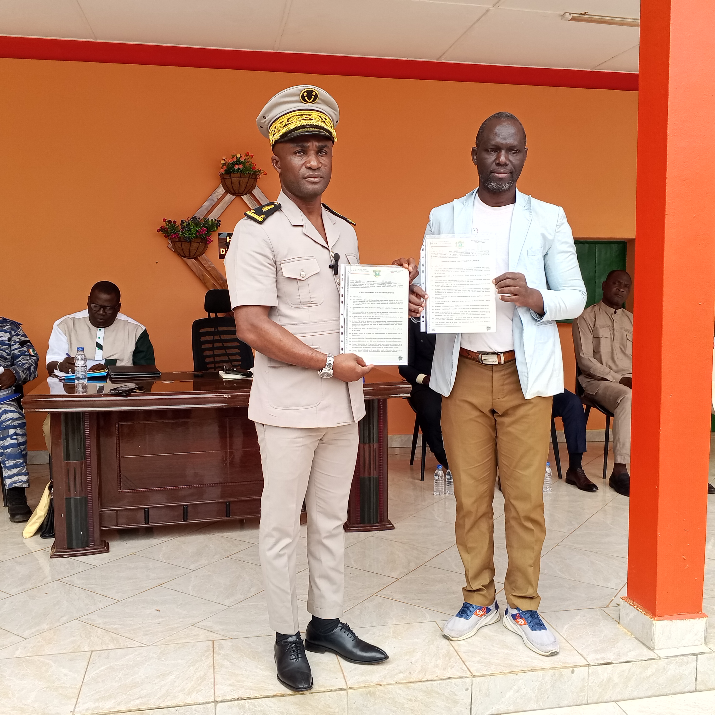 Côte d’Ivoire-AIP/ Le premier bénéficiaire d’une autorisation d’exploitation minière artisanale à Diawala reçoit ses arrêtés