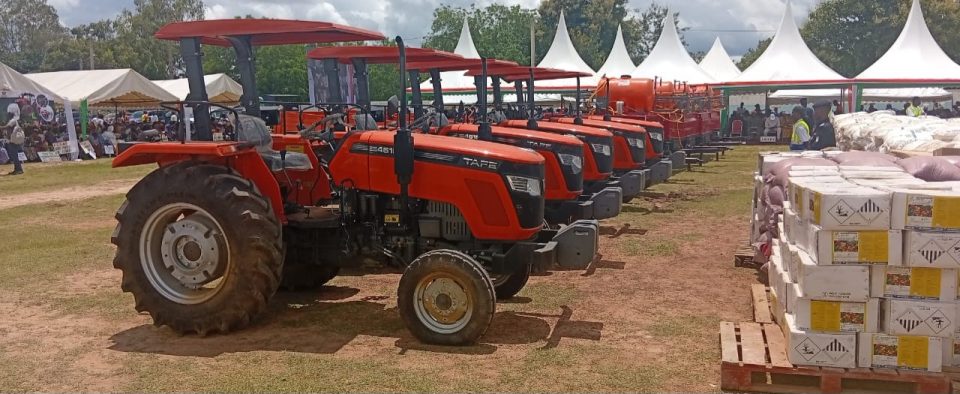 Côte d’Ivoire-AIP/ Le gouvernement remet pour 2,8 milliards FCFA d’intrants et d’équipements agricoles aux producteurs