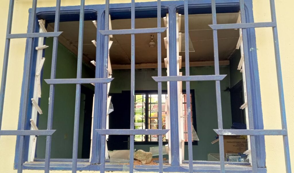Côte d’Ivoire-AIP/ Des élèves en colère brisent les vitres de l’infirmerie du lycée moderne de Songon suite au décès d’un élève