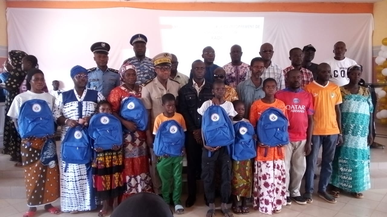 Côte d'Ivoire-AIP/ Cent élèves défavorisés bénéficient de kits scolaires à Ouangolodougou