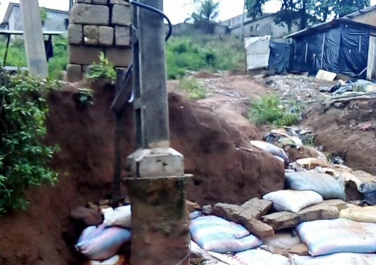 Côte d’Ivoire-AIP/ Des poteaux électriques instables en passe de s’effondrer à Yopougon Bougounisso