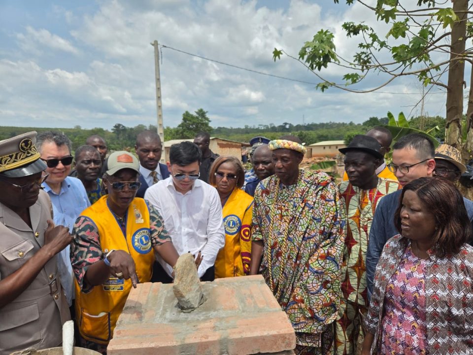 Côte d’Ivoire-AIP / Le Lions Club Abidjan Akoben lance la transformation de 35 écoles précaires à Tiassalé