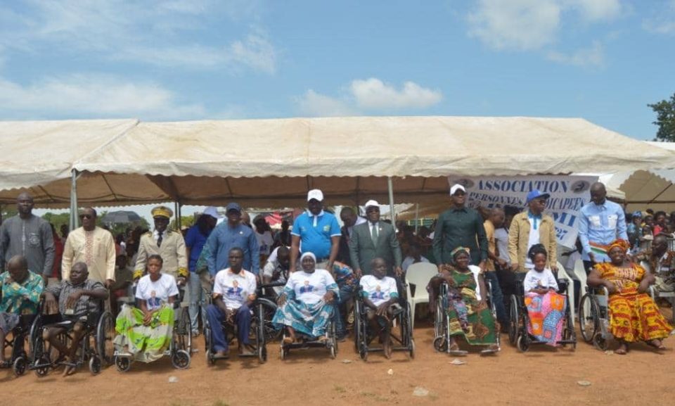 Côte d’Ivoire-AIP/ Adama Kamara fait don de 10 fauteuils roulants à l’association des personnes handicapées de Béoumi