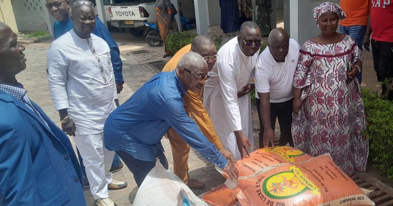 Côte d’Ivoire-AIP / Le conseil régional du Guémon fait des dons en vivres aux communautés chrétiennes et musulmanes de Duékoué