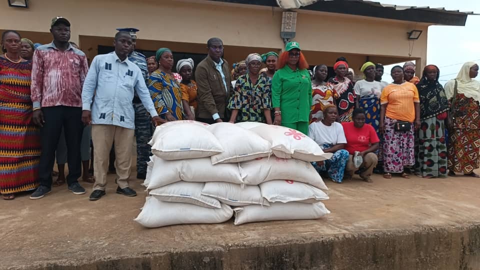 Côte d’Ivoire-AIP/Grabo : trois tonnes de riz et neuf cartons de tamarillo offerts aux populations vulnérables
