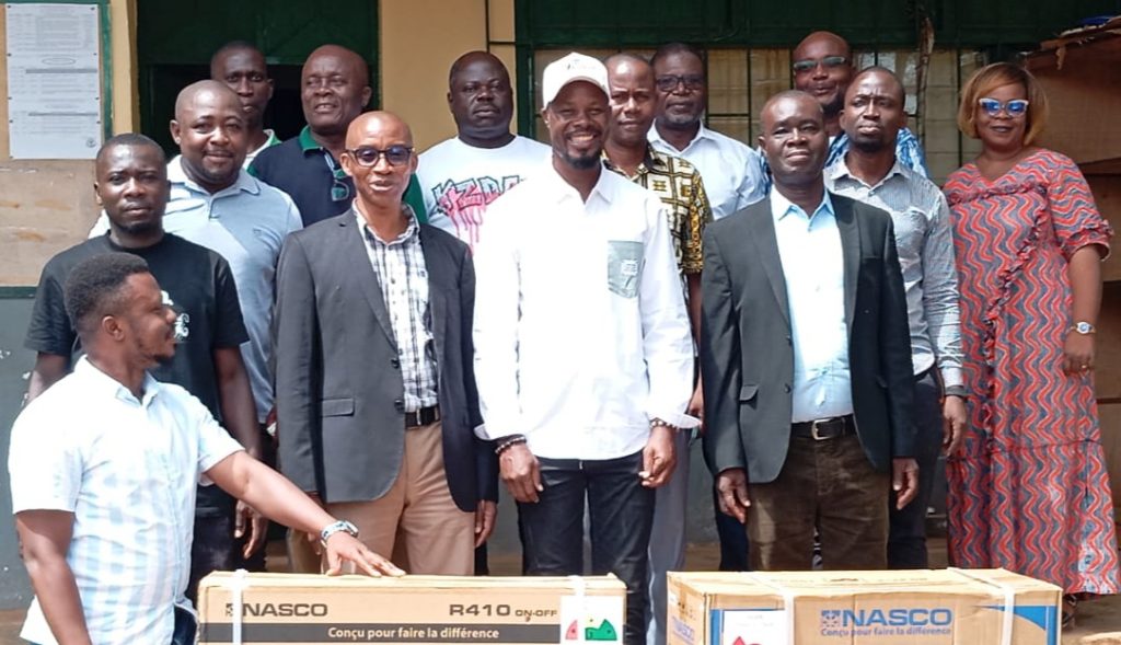 Côte d’Ivoire-AIP/ Un cadre offre deux climatiseurs au lycée municipal de Sikensi