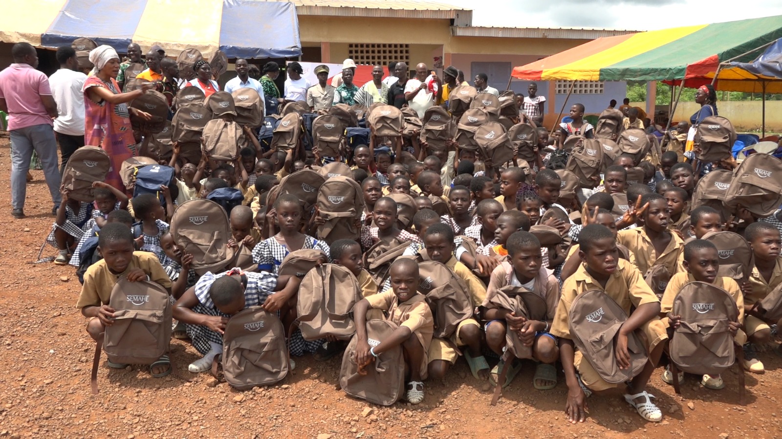 Côte d’Ivoire-AIP/ La Fondation SEMAHE offre 300 kits scolaires aux élèves du groupe scolaire de Tobly Bangolo
