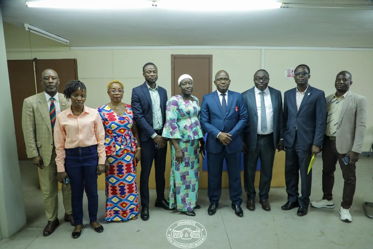 Côte d’Ivoire-AIP / L’université Félix Houphouët-Boigny lance son projet de numérisation des archives de la scolarité centrale une photo de famille des responsables autour du président de l' Université Félix Houphouet Boigny d' Abidjan-Cocody, Pr Ballo Zié ( au centre en costume bleu) lors de la cérémonie de lancement du projet de numérisation des archives de sa Scolarité centrale