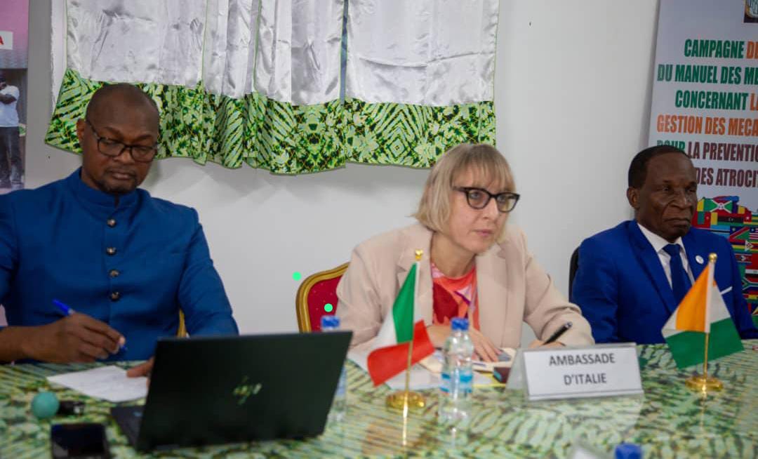 AIP / Dix organisations se fédèrent pour renforcer la défense des droits humains en Côte d’Ivoire Une photo de la table de séance lors de la cérémonie de lancement de l'Union des organisations de Défense des Droits de l'homme de Côte d'Ivoire pour une protection des droits humains