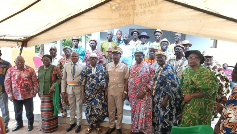 Côte d’Ivoire-AIP/ Le chef du village de Tiassalékro honoré pour son engagement au développement du V Baoulé