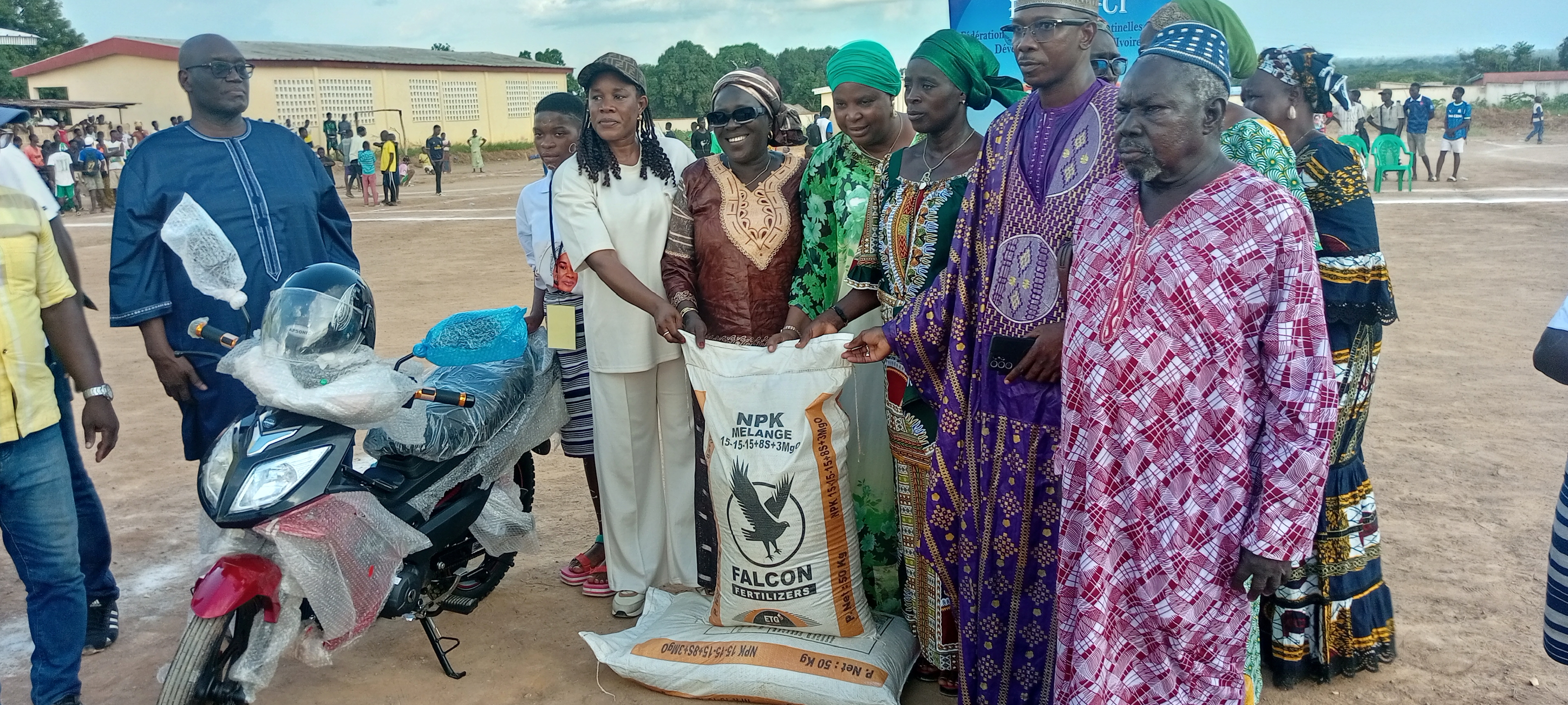 Côte d’Ivoire-AIP/ Ferkessédougou : cinq tonnes d’engrais et une moto remises aux femmes de Sokoro