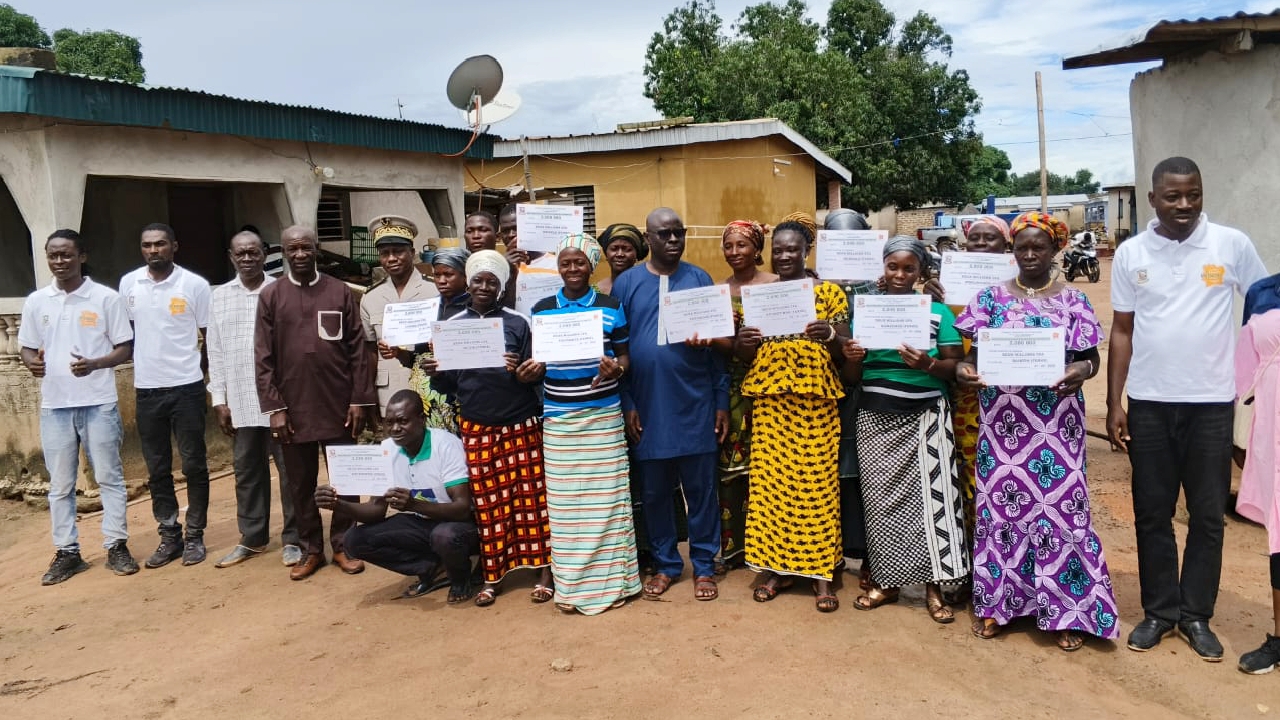 Côte d’Ivoire-AIP/ PEJEDEC 3 : le conseil régional du Tchologo remet des subventions à 12 associations villageoises d’épargne et de crédit à Ferkessédougou