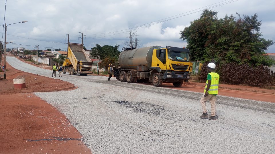 Côte d’Ivoire-AIP/ Des opérateurs économiques de Sikensi saluent l’avancement des travaux de bitumage de la voie principale