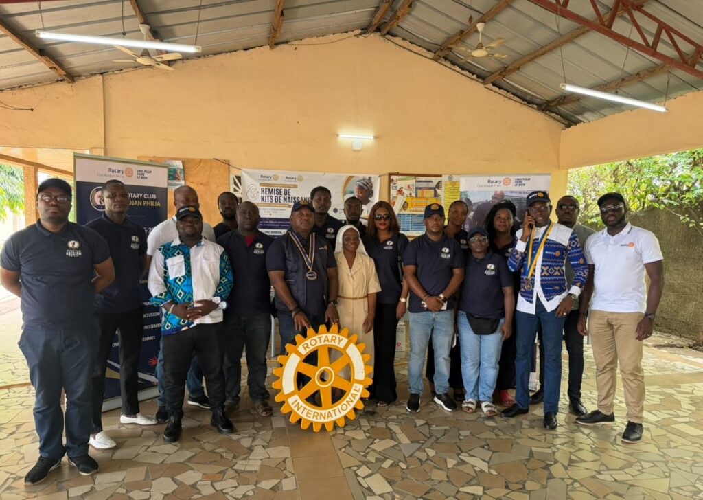 Côte d’Ivoire-AIP/ Deux clubs Rotary offrent des kits de maternité et des couches hygiéniques à des nourrices à Abobo