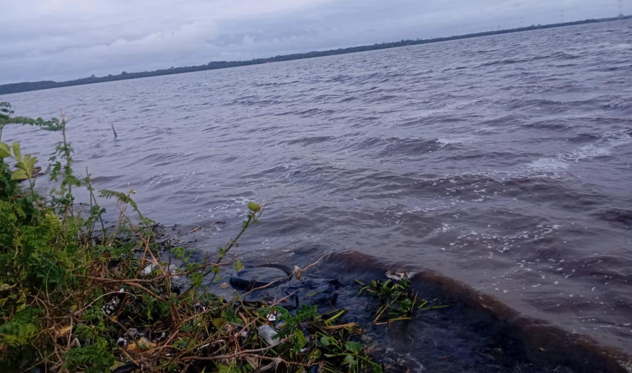 Côte d’Ivoire-AIP/ La Commission Environnement de la chefferie de Songon Kassemblé assainit les berges de la langue suite à la découverte des poissons morts