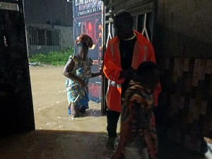 Côte d'Ivoire-AIP / Les pompiers civils évacuent onze personnes piégées par les inondations à Songon-Agban