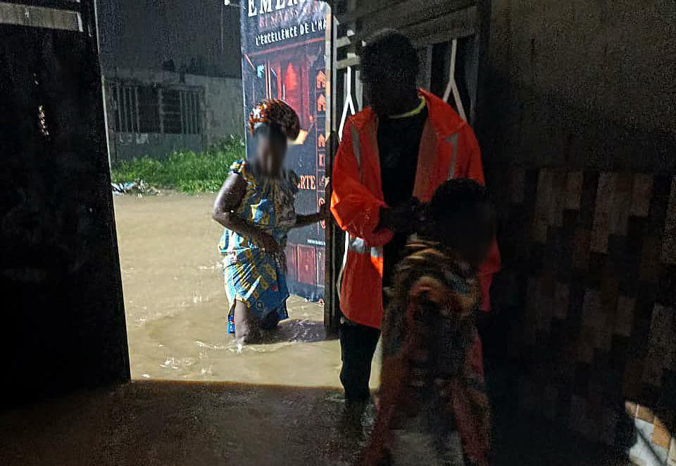 Côte d'Ivoire-AIP / Les pompiers civils évacuent onze personnes piégées par les inondations à Songon-Agban