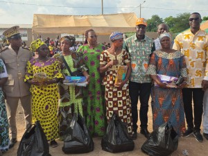 Côte d'Ivoire-AIP/ Un cadre offre plus de 300 complets de pagnes aux mamans des organisations féminines de Ferkessedougou