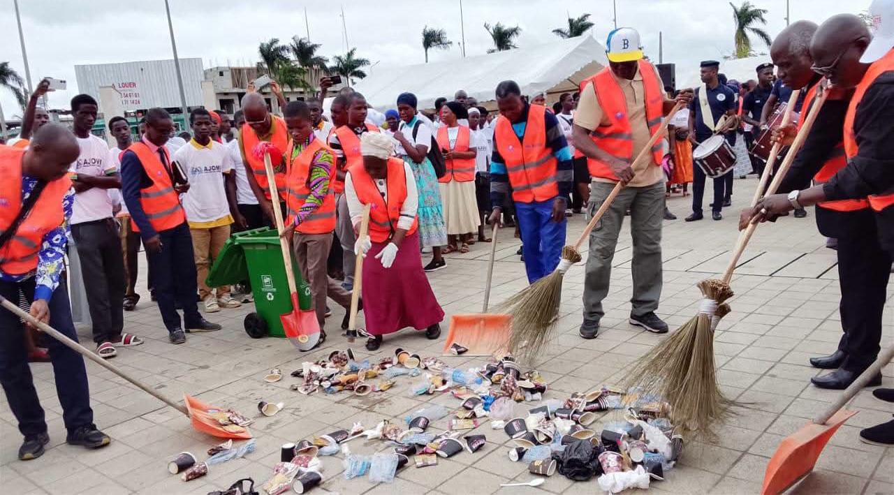 Côte d’Ivoire-AIP/ Un millier de jeunes chrétiens mobilisés pour une opération de salubrité à Abobo