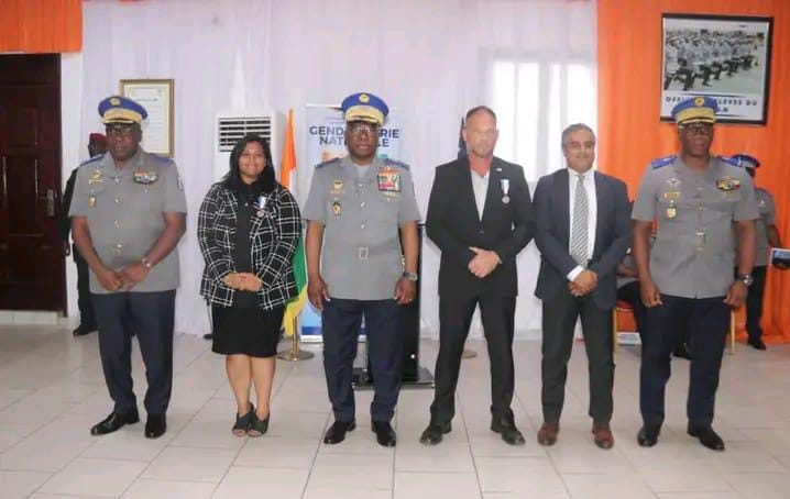 Côte d’Ivoire-AIP/Deux experts américains dans la lutte contre le terrorisme décorés par la gendarmerie nationale