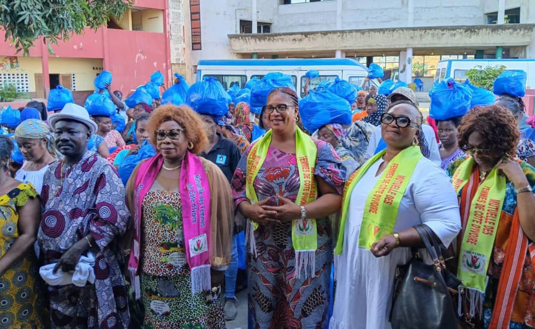 Côte d’Ivoire-AIP/ Des associations féminines offrent des vivres aux déguerpis de Koumassi campement