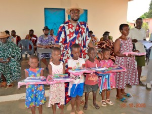 Côte d’Ivoire-AIP/ La chefferie de Songon-Té offre des kits scolaires à plus de 300 élèves