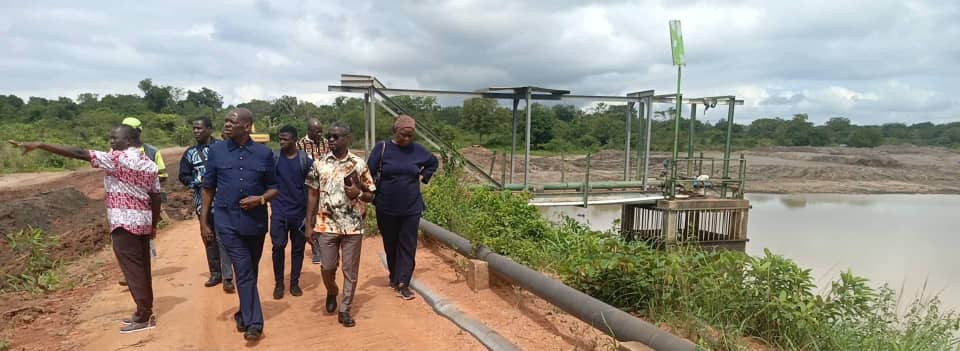 Côte d’Ivoire-AIP/ Le maire Pierre Koné constate l’avancement des travaux de réhabilitation de la retenue d’eau à Niakara