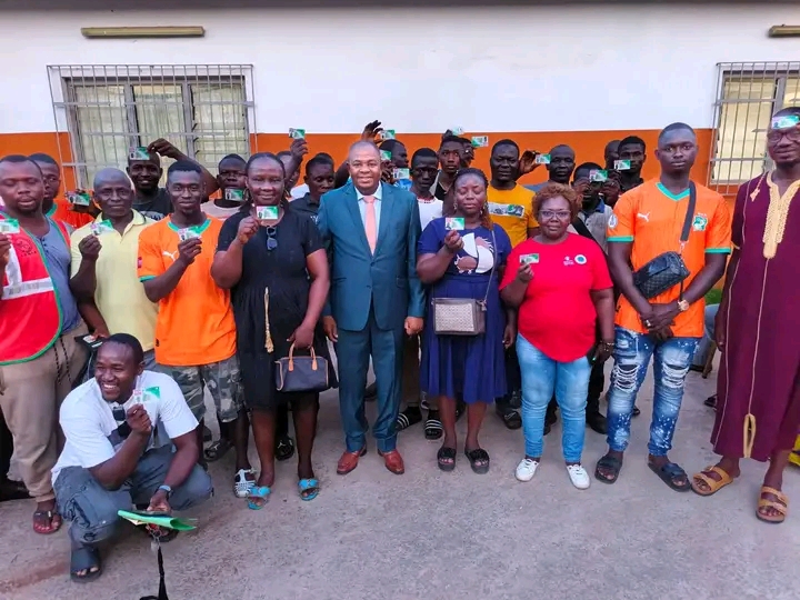 Côte d’Ivoire-AIP/ Le maire de Zuénoula remet 60 permis de conduire à des jeunes