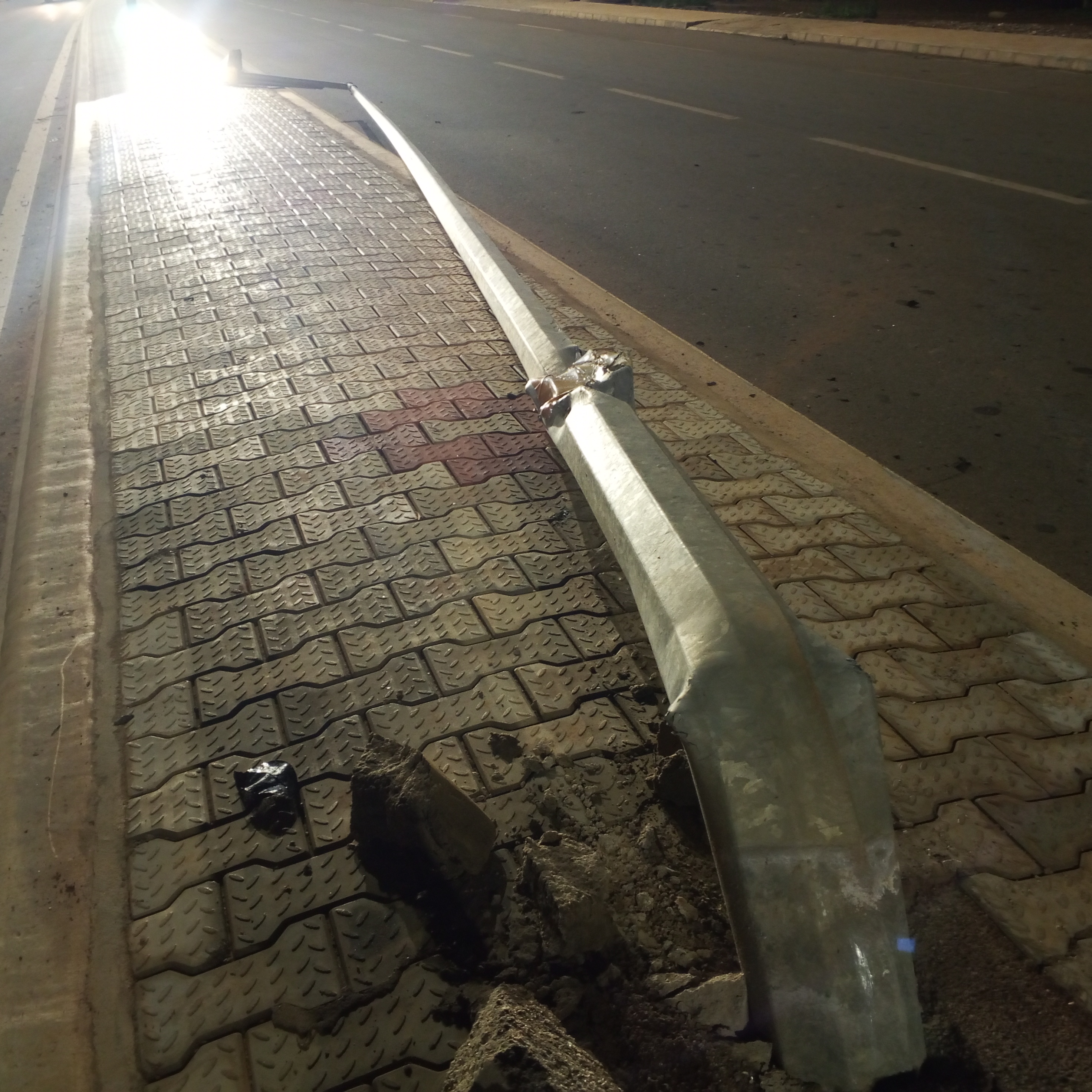 Côte d’Ivoire-AIP / Un camion détruit un lampadaire et s’encastre dans le mur du député après avoir évité un tricycle à Sinématiali