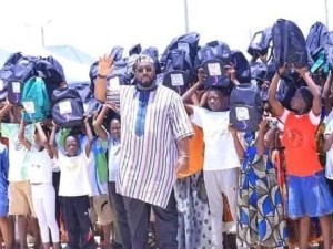 Côte d’Ivoire-AIP/ Un cadre offre plus de 1000 kits scolaires aux écoliers du primaire de Niakara
