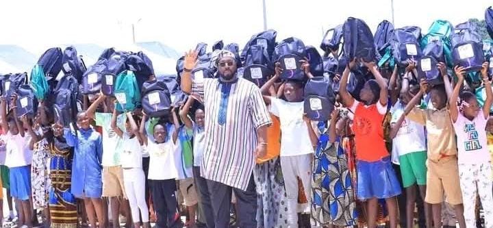 Côte d’Ivoire-AIP/ Un cadre offre plus de 1000 kits scolaires aux écoliers du primaire de Niakara