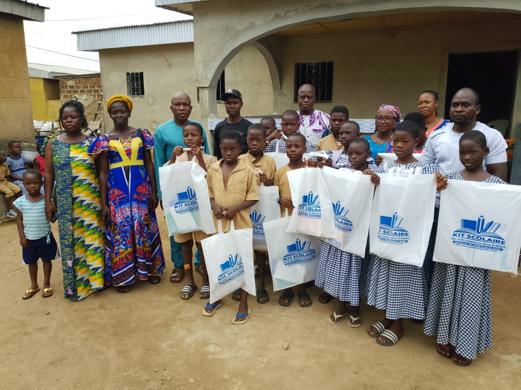 Côte d’Ivoire-AIP/Un cadre offre des kits scolaires à 500 écoliers de Niakara