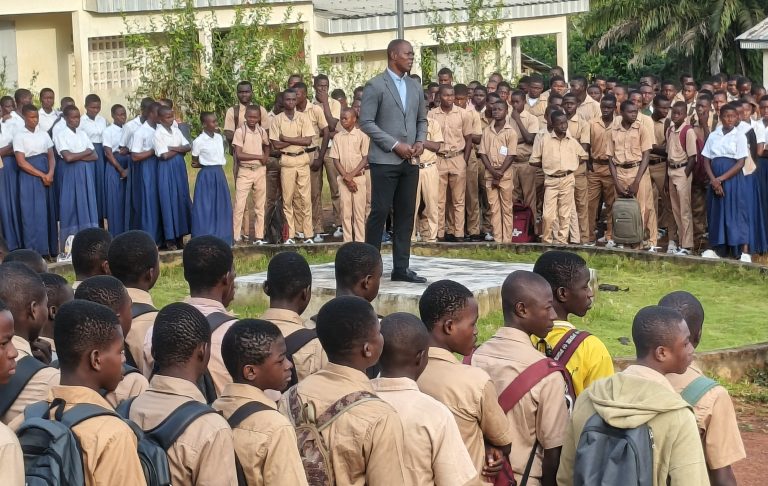 Côte d’Ivoire-AIP/ Le proviseur du lycée de Grabo rassure sur la tenue des cours dans toutes les classes en dépit du déficit d’enseignants Photo du proviseur Alain Kragba,s'adressant aux élèves lors du salut aux où leurs