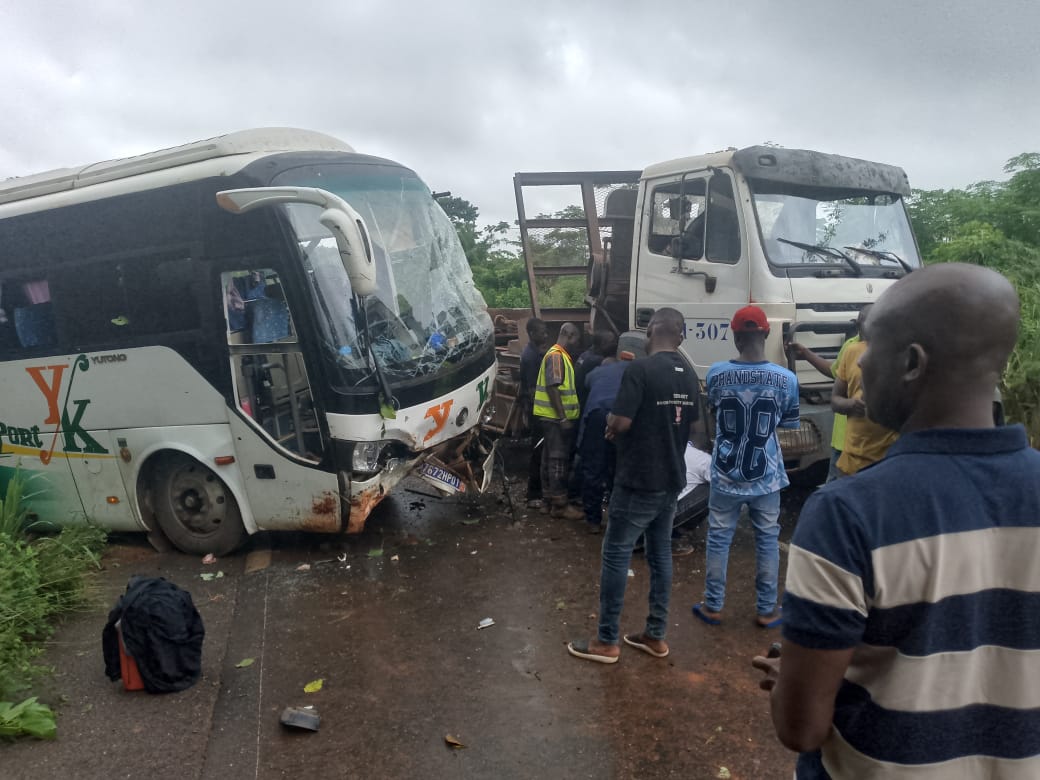 Côte d’Ivoire – AIP / Sept blessés graves dans une collision entre un car de transport et un grumier sur l’axe Kotobi-Akoupé