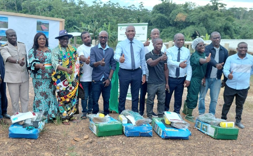 Côte d’Ivoire-AIP/ Filière porcine: Sidi Touré remet des équipements de biosécurité à des éleveurs d’Agboville