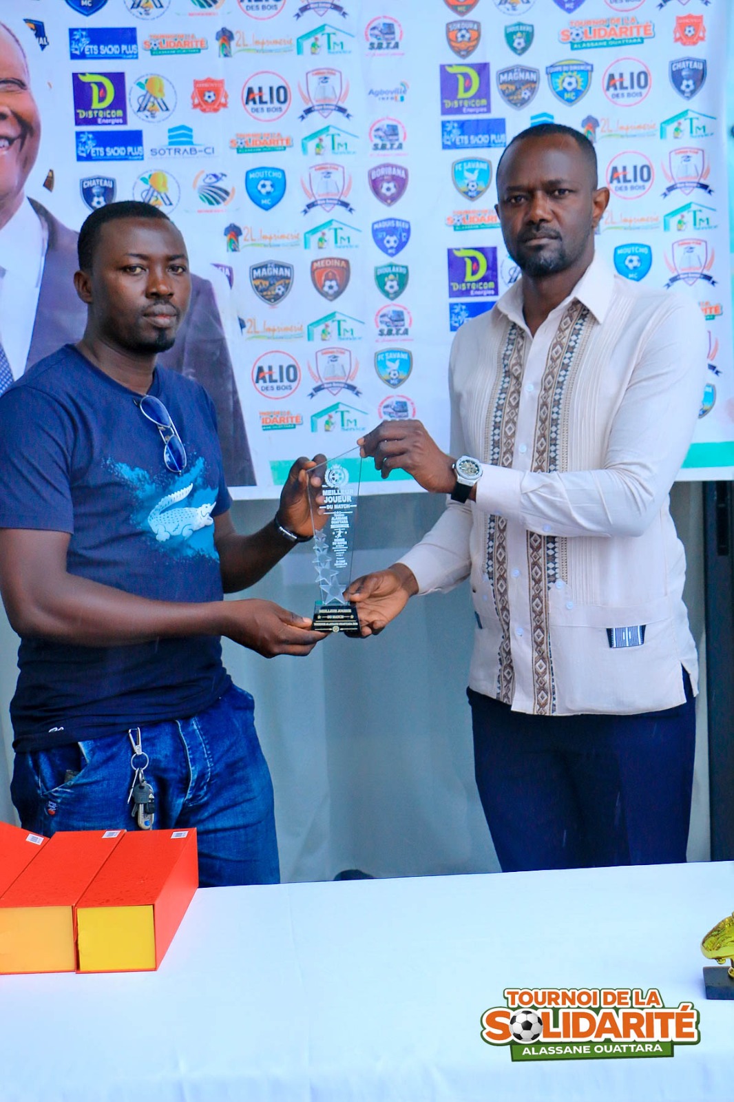 Côte d’Ivoire-AIP/ Agboville: Dr Cissé Abdoulaye récompense les meilleurs joueurs du Tournoi Alassane Ouattara à mi-parcours