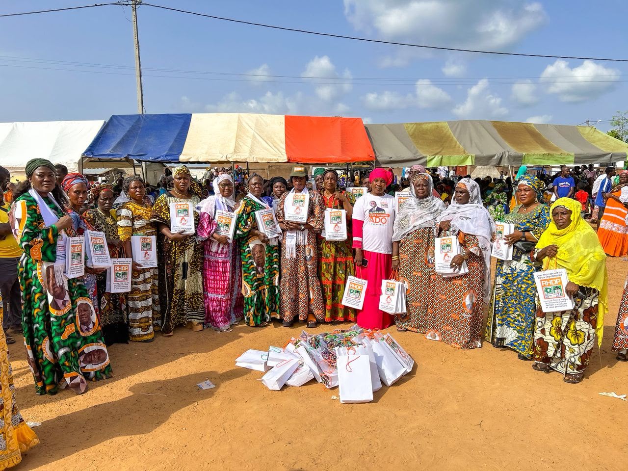 Côte d’Ivoire-AIP /Le mouvement des institutrices RHDP de Kani célèbre les mères et leur remet des vivres et des pagnes