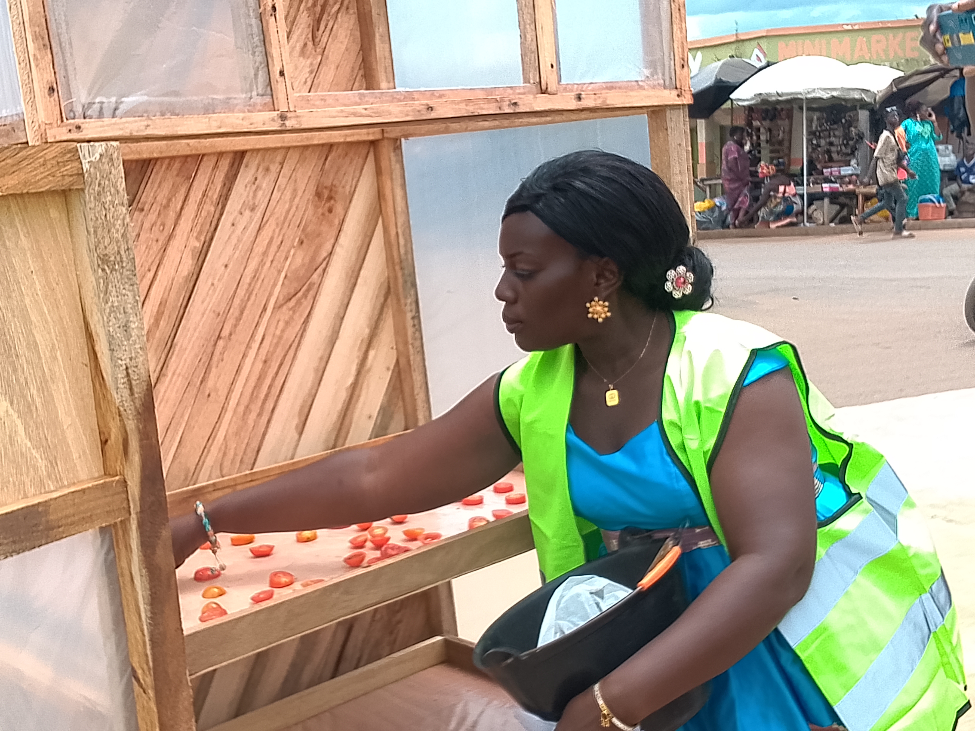 Côte d’Ivoire-AIP/ Les autorités de Tiébissou félicitent les initiateurs d’un séchoir mobile solaire artisanal pour produits maraîchers